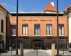 Vstupní dvůr v historickém jádru Karolina s Velkou aulou podle návrhu Jaroslava Fragnera.