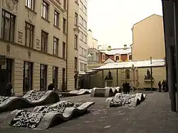 Dvůr budovy č.p. 1390/17 s betonovými sarkofágy, zakrývající židovské náhrobky