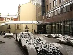 Dvůr budovy č.p. 1390/17 s betonovými sarkofágy, zakrývající židovské náhrobky