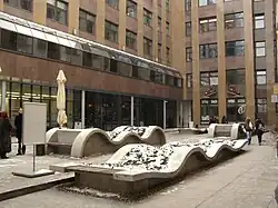 Dvůr budovy č.p. 1390/17 s betonovými sarkofágy, zakrývající židovské náhrobky