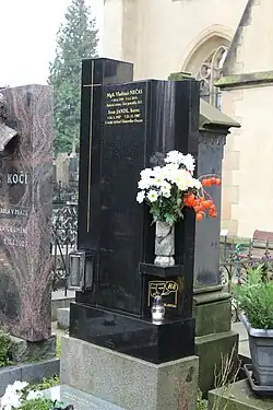 Černě zbarvený náhrobní kámen, na němž jsou uvedena jména baletního mistra Vladimíra Nečase a herce Ivana Jandla.