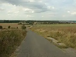 Cesta z Chrášťan do Sobína přes Teleček (pohled ze severního úbočí k severu, hřeben Telečku přechází cesta kolmo nedaleko za zády fotografa)