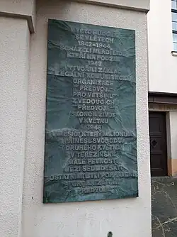 Pohled na pamětní desku, na níž je nápis V této budově se v létech 1942–1944 scházeli mladí lidé, kteří na podzim 1943 vytvořili základ ilegální komunistické organizace „Předvoj“. Pro většinu z vedoucích „Předvoje“ skončil život v květnu 1945 v měsíci, který miliónům přinesl svobodu. Druhého května v terezínské Malé pevnosti mezi sedmdesáti ostatními byli popraveni organizátoři „Předvoje“.
