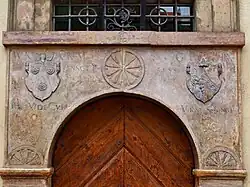 Gotický portál farní školy u sv. Jindřicha a sv. Kunhuty