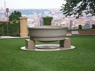 Rajská zahrada, Monolitická mísa, 1923-25