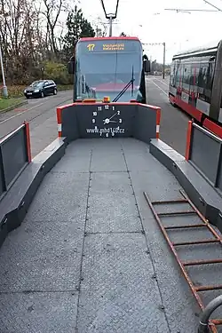 Pohled na ložnou plochu tramvaje od vozové skříně