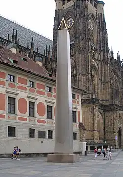 Obelisk na III. nádvoří u Starého proboštství 1924-1928