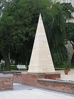 Pyramida u Plečnikovy vyhlídky, 1923-26