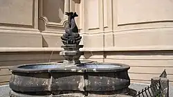 Delfíni, Staroměstské náměstí, kašna u kostela svatého Mikuláše