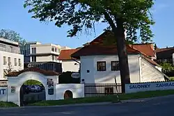 Pohled na bránu a obytné stavení Kubrova statku ze Starého náměstí