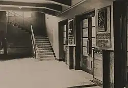 Pohled do místnosti, po pravé straně patrná trojice prosklených dveří v pozadí schodiště na kruchtu