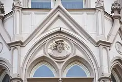 reliéf Řehoře Krajčího na fasádě evangelického kostela v Praze na Vinohradech