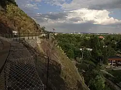 Skály v zoologické zahradě ze stezky Zakázanka