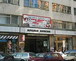 Průčelí budovy, kde sídlí divadlo Komedie