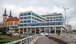 Budova Elektrických podniků, pohled od Hlávkova mostu, vlevo vzadu kostel sv. Antonína