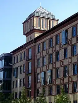 Pohled na budovu bývalých parních mlýnů s věží z Jankovcovy ulice