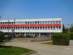 Pohled na vstup do hlavní budovy