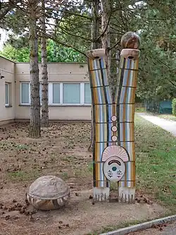 Klaun pro mateřskou školu. 1984, keramika. Praha 15 - Hostivař, Tesaříkova 1027/2, sídliště Košík.