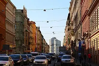 Legerova ulice, v pozadí hotel Corinthia Prague