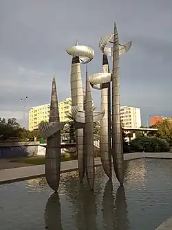 Fontána Dálky (1970) před ubytovnou Novodvorská v Praze