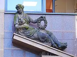 Socha Flory na budově první české vzájemné pojišťovny ve Spálené ul. v Praze