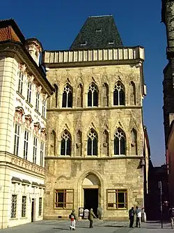 Gotický dům U kamenného zvonu v Praze (kolem 1330)