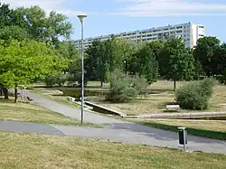 Pohled přes park na sever k Jablonecké ulici (2019)