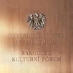 Informační tabule na Rakouském kulturním fóru v Praze