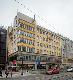 Palác Kotva z roku 1928 vedle obchodního domu Kotva