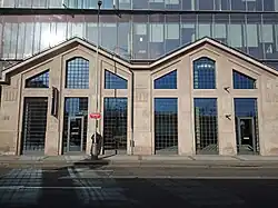 Průčelí vozovny začleněné do nové budovy Five