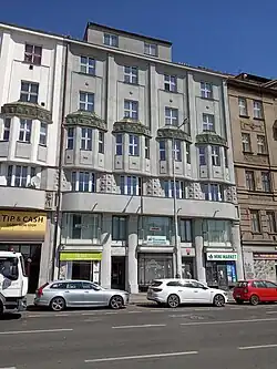 V tomto domě (na adrese: Ostrovského 1332/4, 150 00 Praha 5 - Smíchov) provozovala manželka Ady Smíchovského svůj módní krejčovský salon[3]