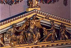 Státní opera Praha. Tympanon s reliéfem