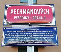 Červená a modrá tabulka v ulici Pechmanových[13]