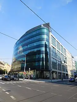 Administrativní budova na nároží Anglické a Bělehradské