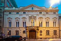 Večerní průčelí paláce