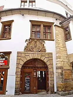 Průčelí domu U Vejvodů