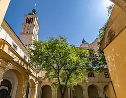 Pohled z rajského dvora na Baziliku svatého Jakuba Většího