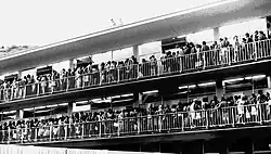 Zaplněný ochoz letních šaten před bouřkou (80. léta)