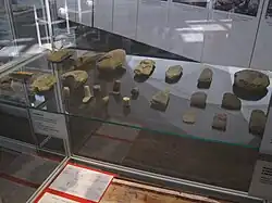 Pravěké nástroje z archeologického naleziště v Příšovicích (výstava v SČM Liberec).JPG