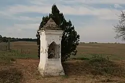 Pravice, výklenková kaplička u severní silnice (4089).jpg