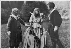 Záběr z pauzy při natáčení filmu Pražský kat (1927). Edmund Trachta stojí zcela vpravo[27]