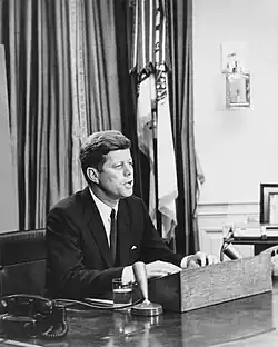 Prezident John F. Kennedy oslovuje národ o občanských právech v televizním pořadu, od stolu Resolute Desk v Oválné pracovně Bílého domu, Washington D.C., 11. června 1963