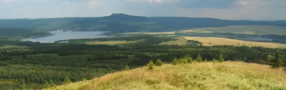 Pohled z Velkého Špičáku na vodní nádrž Přísečnice a Jelení horu