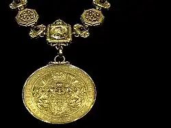 Detail primátorského řetězu, pohled na medaili.