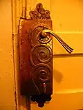 Ozdobná klika vstupních dveří
