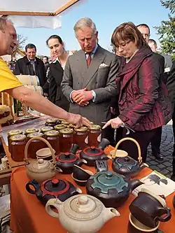 Prince Charles na návsi v Hostětíně