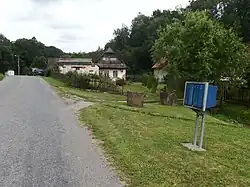 Poštovní schránky v horní části vesnice