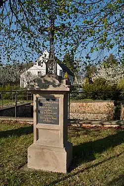 Křížek pod lipami velkolistými na návsi v Proboštově