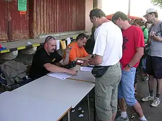 Improvizovaný prodej vlakových jízdenek ve stanici Heřmaničky (2007)