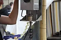 Během otáčení je porcována na úzký spojitý proužek